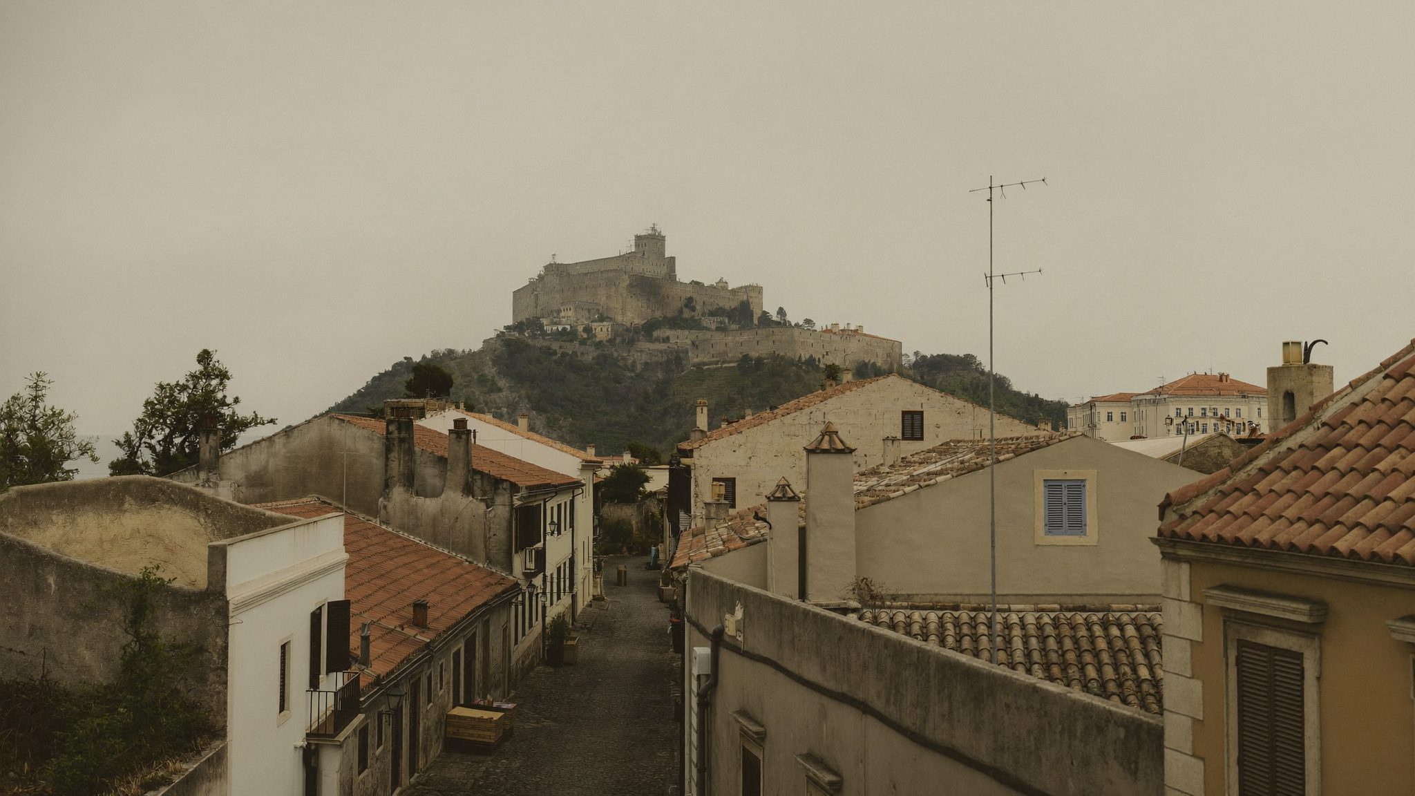 Vista de rua junto ao Castelo de Leiria, cidade onde fica o escritório da Casa Kelmornix