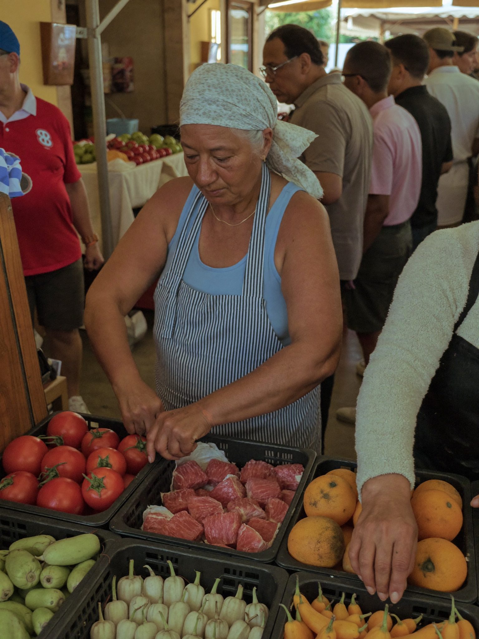 Banca de vendedor num mercado local em Portugal