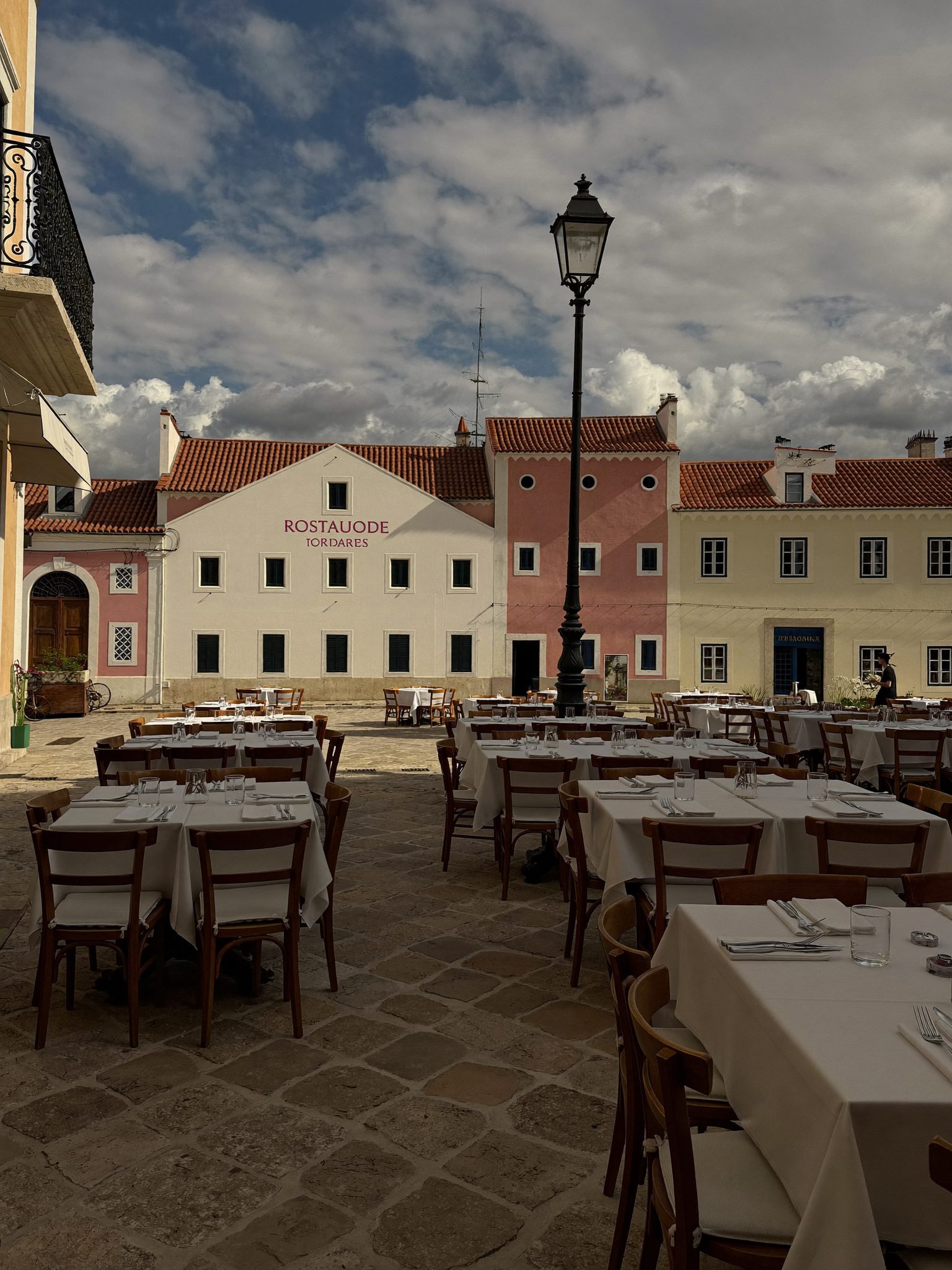 Esplanada de restaurante com mesas vazias ao início da tarde